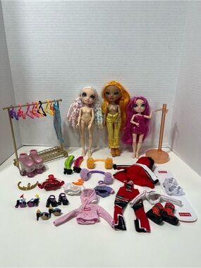 RAINBOW HIGH Doll and clothing lot